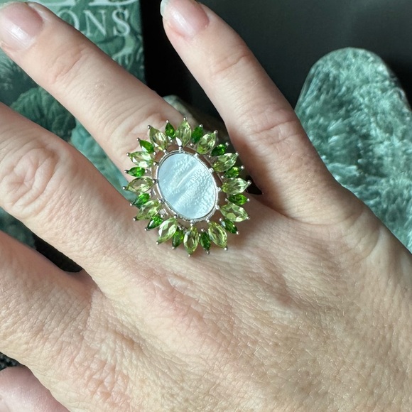 “Sunburst” Mother of Pearl & Peridot Ring - Picture 3 of 8